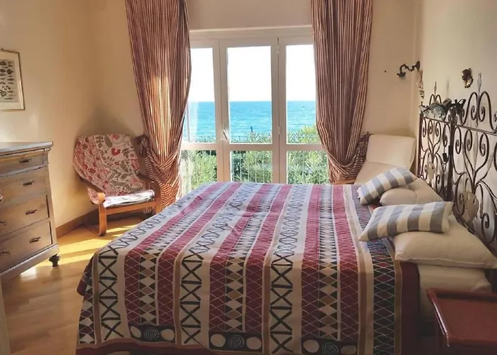 Wind Rose House - By The Beach With Ac & Private Parking